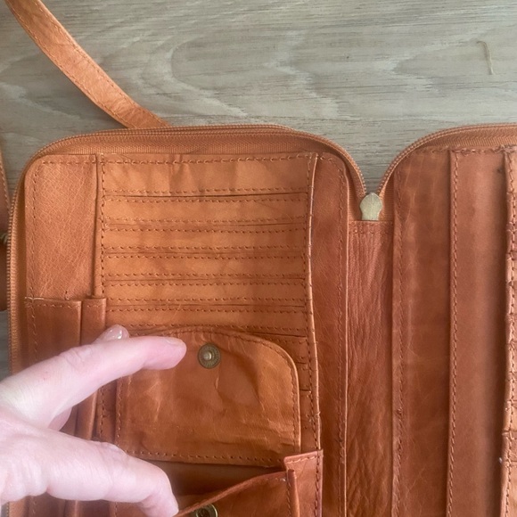 Never used leather wallet purse. Keep your cards, phone, sunglasses - Picture 14 of 14